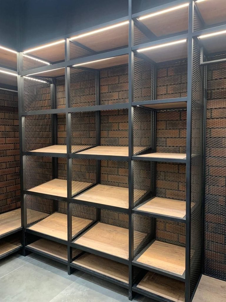 гардеробная на заказ в стиле loft с открытыми полками и подсветкой