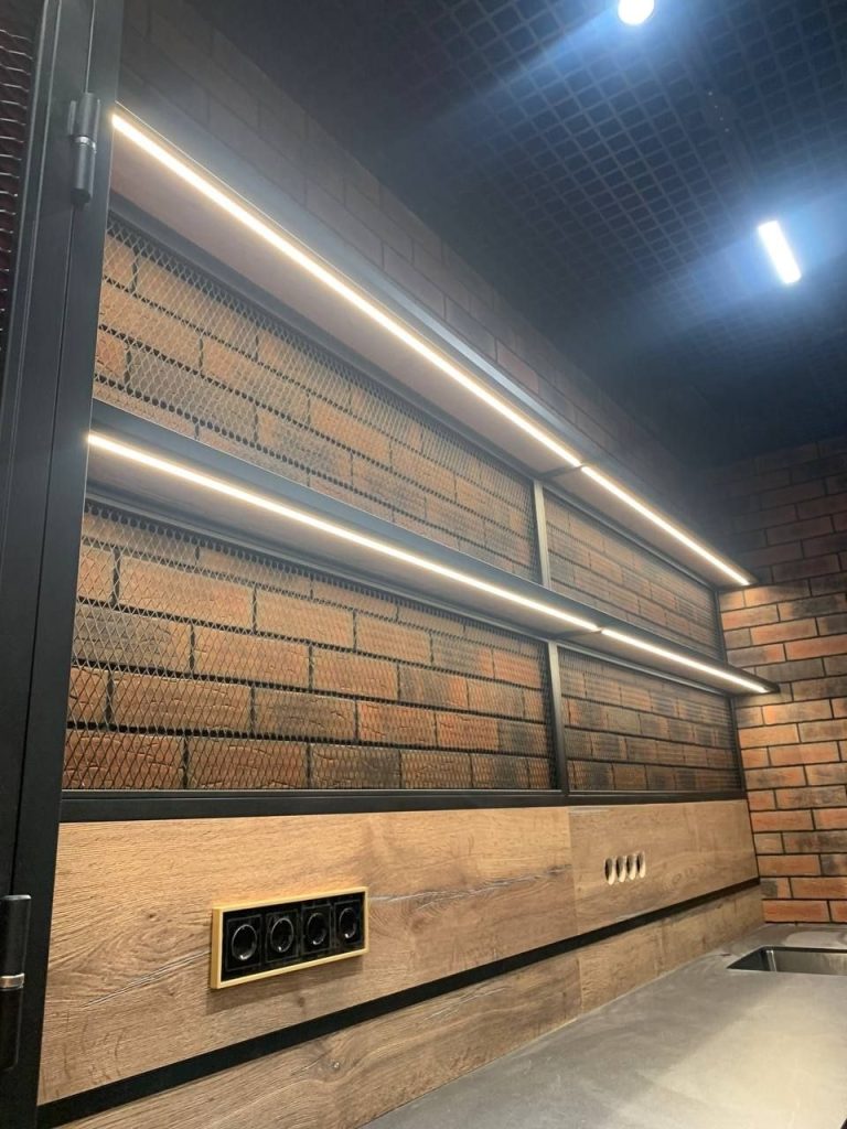 длинная рабочая зона и подсветка в гардеробной