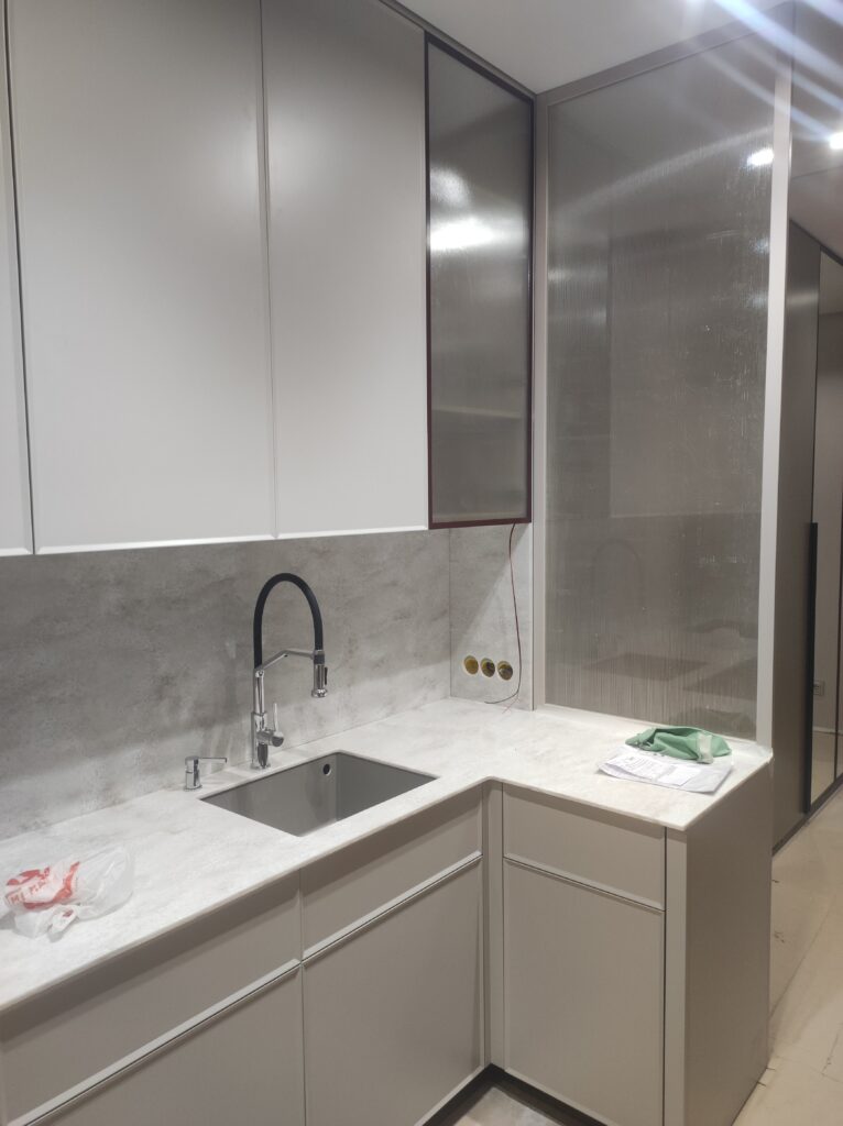 угловая рабочая зона кухни со столешницей Staron Ocean View VO171