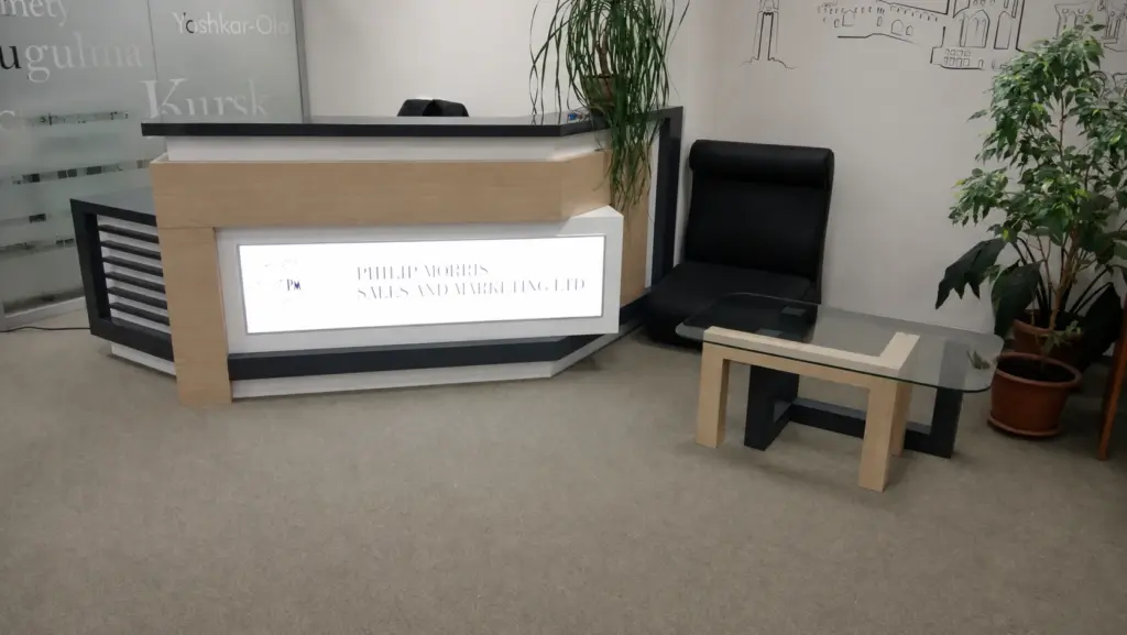 Стойка ресепшен с подсвеченной фронтальной панелью и отделкой Abet