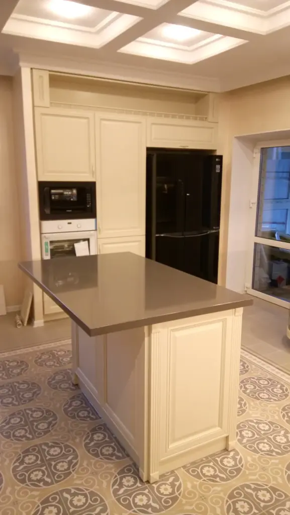 Светлая кухня из массива с островом и столешницей из акрилового камня LG