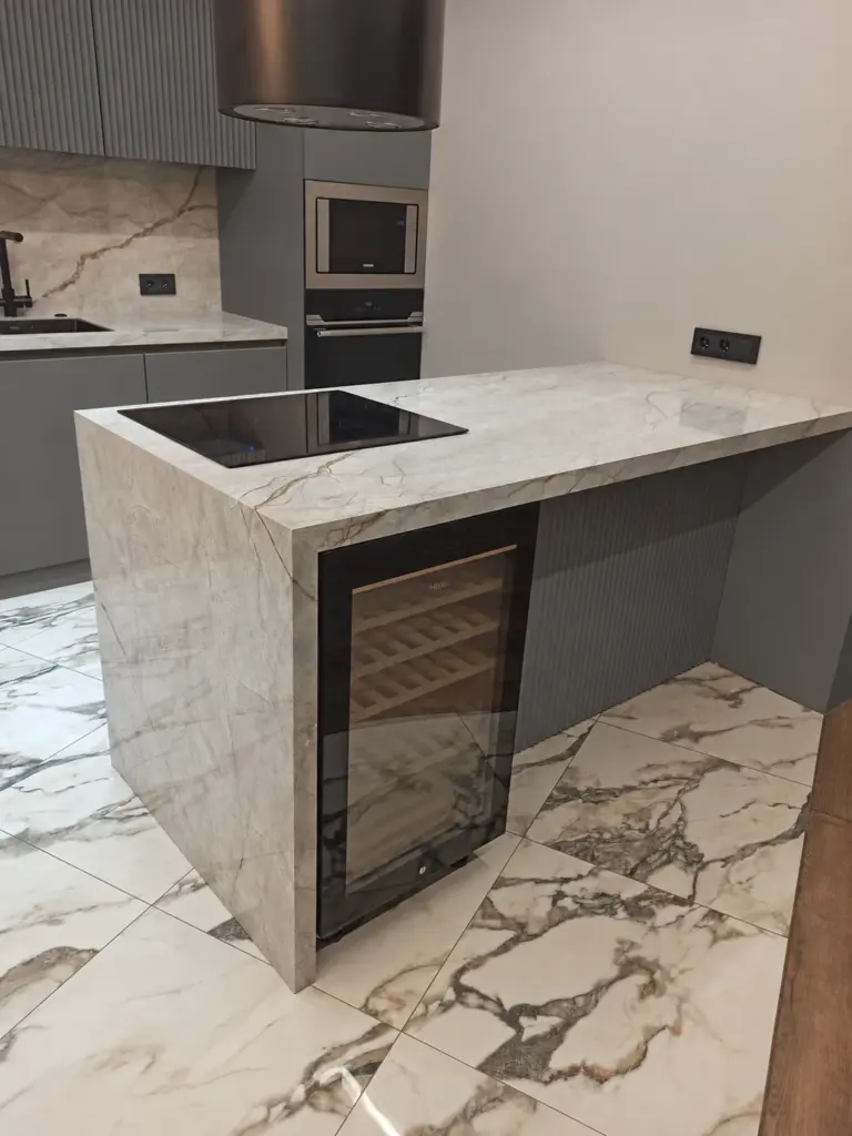 Кухня с островом из керамогранита