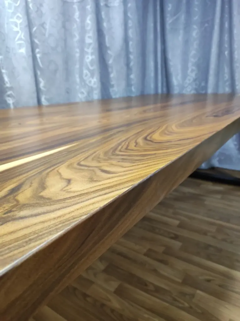 Переход шпона палисандра Сантос в массивный торец столешницы