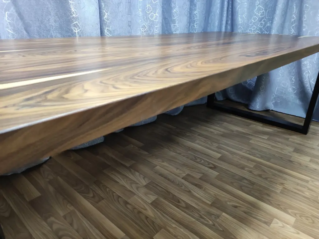 Торец столешницы из палисандра Сантос и металлическое подстолье